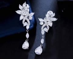 【新品】結婚式　お呼ばれ　イヤリング　キラキラ　アクセサリーのサムネイル