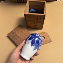 深川製磁 小花瓶 青華 八つ手文 有田焼 伊万里焼 共箱 深川製磁 小花瓶 青華 八つ手文 有田焼 伊万里焼 共箱 - メルカリ