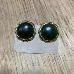 緑色石のクリップ式イヤリングのサムネイル