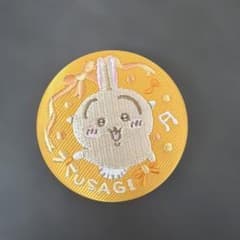 うさぎ　キャラクター ピンバッジ　ちいかわ　刺繍缶バッジのサムネイル