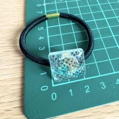 蛇の抜け殻入り　ヘアゴム　ハンドメイド