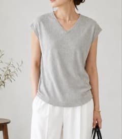 美品♪theory luxe グレー Vネック サマーニット38のサムネイル