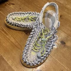 KEEN 編み込みデザイン ユニークサンダル グレー　37.5 24cmのサムネイル