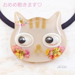 おめめキョロキョロ猫ちゃん♡ハンドメイド レジン ベージュ 猫フェイス ブローチのサムネイル