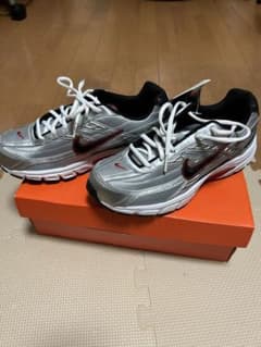 Nikeイニシエーター　ランニングシューズ シルバー/ブラック/レッドのサムネイル