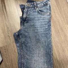 H&M ダメージ加工ストレートレッグデニムパンツのサムネイル
