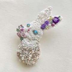 ★シェイファさまご予約品★ キラキラ刺繍うさ&ねこブローチのサムネイル