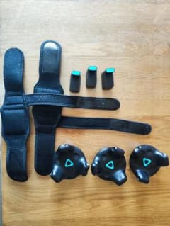 htc vive トラッカー　3つのサムネイル