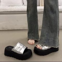 【新品未使用】厚底サンダルのサムネイル