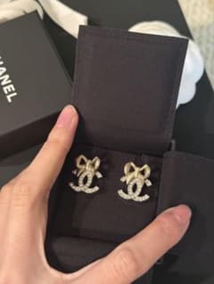 シャネル Chanel リボンラインストーンロゴピアスのサムネイル