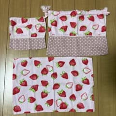 いちご柄 巾着袋、お弁当袋、ランチョンマット 3点セットのサムネイル
