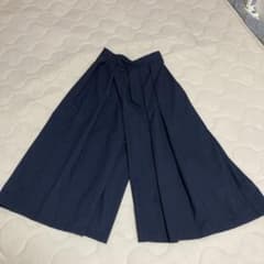 中古です。無印の袴パンツの紺色Sサイズ。私は普通サイズのMですが履けます。のサムネイル