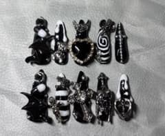 ✧*。ネイルチップ✧*。現品販売 黒×白 ゴシック サブカル地雷系量産型ちゅるんのサムネイル