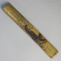 【 在銘 政利 真鍮地 象嵌 片切彫 水草に双鮎図小柄 】 鍔 鐔 小柄 刀装具 在銘 政利 水草に双鮎図小柄 真鍮地 象嵌 片切彫】 鍔 鐔 小柄 刀装具