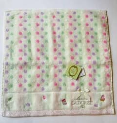 新品未使用ラデュレタオルハンカチ　マカロン刺繍入のサムネイル
