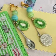 キウイフルーツ＆コークキャップ　スプーン個性派ハンドメイドイヤリングのサムネイル