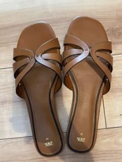 ZARA レザーフラットサンダル定価5990円のサムネイル