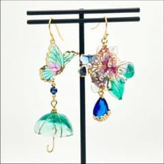 ஐ.* LEDディップアート紫陽花と蝶々のアシメトリーピアスஐ.*のサムネイル