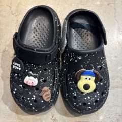 キッズ サンダル ブラック　スプラッター柄 チャーム付き　19㎝✨夜キラキラ光るのサムネイル
