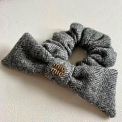 miumiu ミュウミュウ シェブロン ウール リボンシュシュ グレー miumiu ミュウミュウ シェブロン ウール リボンシュシュ グレー - メルカリ