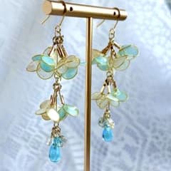 華やかな花のピアス（淡いブルー）のサムネイル
