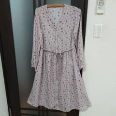 mao mao様専用　アフタヌーンティー小花柄前開きVネックワンピースのサムネイル