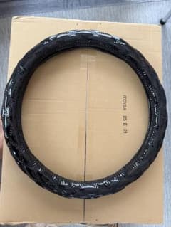 黒い編み込みデザイン ステアリングホイールカバーのサムネイル
