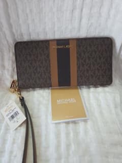 新品、タグ付き　MICHAEL KORS ロゴ入り長財布のサムネイル