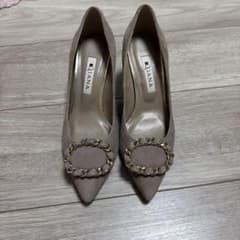 DIANA パンプス グレージュ チェーンバックル 21.5cmのサムネイル