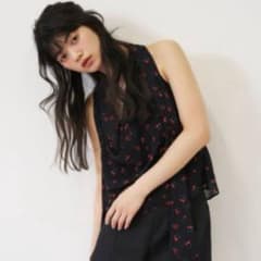 LILY BROWN リリーブラウン フルーツシフォンホルタートップス - メルカリ