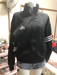 adidasのサムネイル