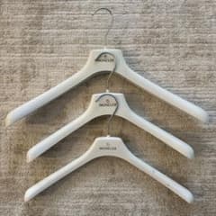 Moncler 衣類ハンガー 11本セット　ホワイト MONCLER ホワイトハンガー 11本セット - メルカリ