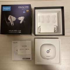 Anker soundcore Liberty4 NC 充電ケース ＋ 左耳のサムネイル
