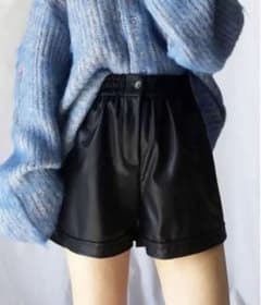 ロールアップ風フェイクレザーショートパンツのサムネイル