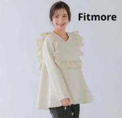 【新品タグ付き】Fitmore スクエアフリルVネックパールトップス　トップスのサムネイル