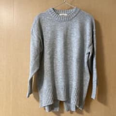 ニット　ライトグレー　後ろスリット