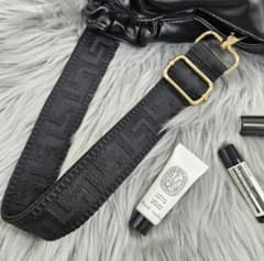 【美品】エンボス ショルダーストラップ ブラック　シルバー金具のサムネイル