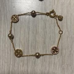 トリーバーチ　ゴールドトーン パール ロゴブレスレットのサムネイル