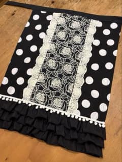 フラメンコ衣装 新作 スクエアエプロン 濃紺バラ刺繍 黒白水玉