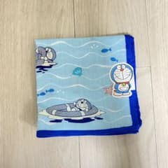 【新品】ドラえもん　プリントハンカチ（海）のサムネイル