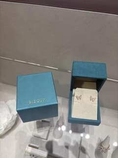 BIZOUX パピヨンモチーフ ピアス - メルカリ