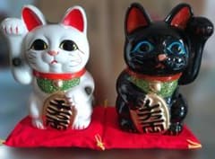 常滑焼　招き猫　ペア　置物　貯金箱　右黒4号　左白4号　箱付き 常滑焼 招き猫 ペア 置物 貯金箱 右黒4号 左白4号 箱付き - メルカリ