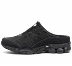 New balance 2002R Mule "Triple Black"のサムネイル
