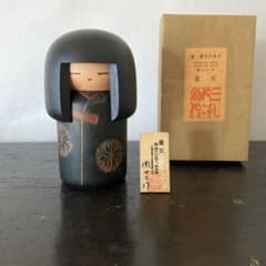 こけし　童女　大中小3点セット　関口三作 未使用 関口三作 童女 こけし 元箱・立札付き 創作 木仮子 - メルカリ