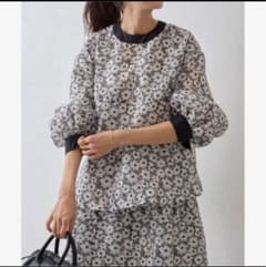 未使用近 ビアズリー フラワーフクレジャガードブラウス - メルカリ 