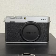 FUJIFILM X-E4 本体シルバー 純正サムレスト 純正バッテリー2個付属 FUJIFILM X-E4 本体シルバー 純正サムレスト 純正バッテリー2個付属