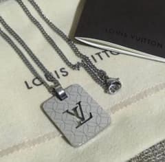 Louis Vuitton シルバーロゴネックレス【美品】のサムネイル