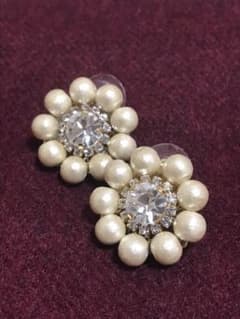 両耳コットンパールピアス 結婚式やパーティにも！のサムネイル