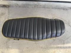 YB125SP タックロールシート　ブラック/イエローステッチのサムネイル