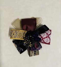 ハンドメイド リボンとビーズの華やかブローチのサムネイル
